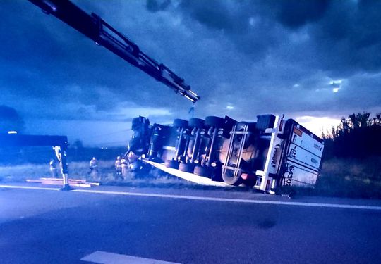 BMW zderzyło się z ciężarówką na DK2. Nie żyje jedna osoba, trzy w szpitalu [WIDEO, ZDJĘCIA]
