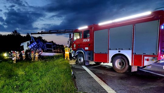 BMW zderzyło się z ciężarówką na DK2. Nie żyje jedna osoba, trzy w szpitalu [WIDEO, ZDJĘCIA]
