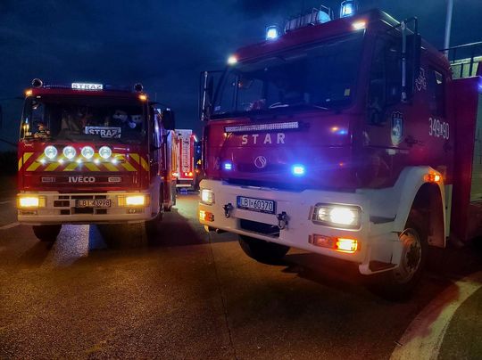 BMW zderzyło się z ciężarówką na DK2. Nie żyje jedna osoba, trzy w szpitalu [WIDEO, ZDJĘCIA]