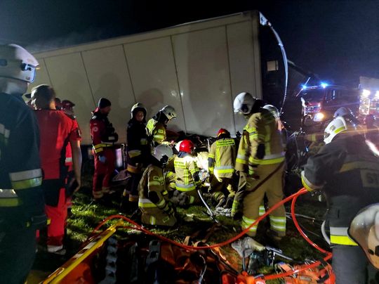 BMW zderzyło się z ciężarówką na DK2. Nie żyje jedna osoba, trzy w szpitalu [WIDEO, ZDJĘCIA]