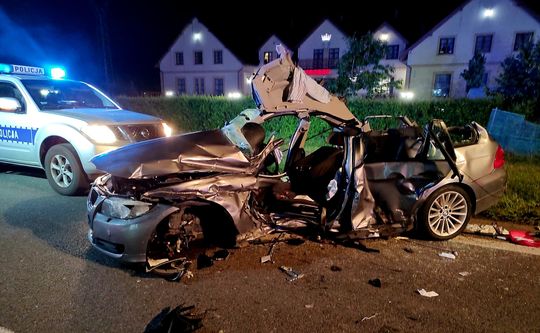BMW zderzyło się z ciężarówką na DK2. Nie żyje jedna osoba, trzy w szpitalu [WIDEO, ZDJĘCIA]
