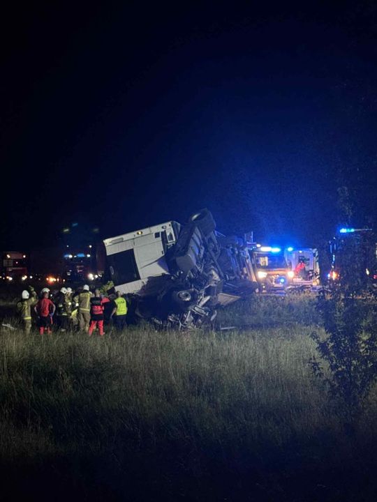 BMW zderzyło się z ciężarówką na DK2. Nie żyje jedna osoba, trzy w szpitalu [WIDEO, ZDJĘCIA]
