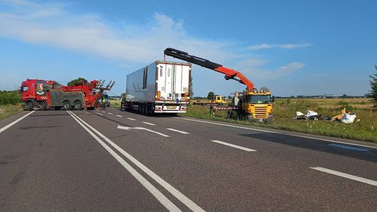 BMW zderzyło się z ciężarówką na DK2. Nie żyje jedna osoba, trzy w szpitalu [WIDEO, ZDJĘCIA]