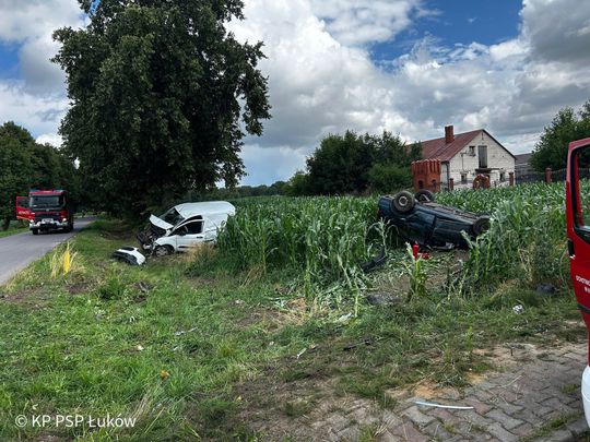 Jedno auto dachowało, drugie uderzyło w drzewo. Pięć osób rannych, w tym 8-letnie dziecko [ZDJĘCIA]