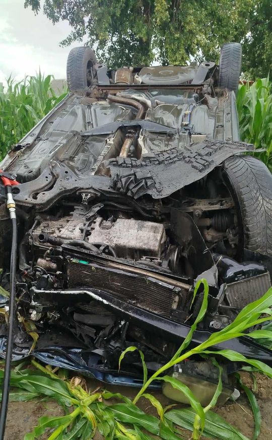 Jedno auto dachowało, drugie uderzyło w drzewo. Pięć osób rannych, w tym 8-letnie dziecko [ZDJĘCIA]