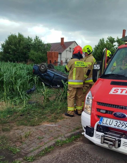 Jedno auto dachowało, drugie uderzyło w drzewo. Pięć osób rannych, w tym 8-letnie dziecko [ZDJĘCIA]