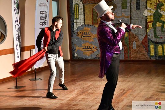 Krasnystaw.  Koncert "Kiepura na wynos" z Rynku Miejskiego przeniósł się do KDK [GALERIA ZDJĘĆ]