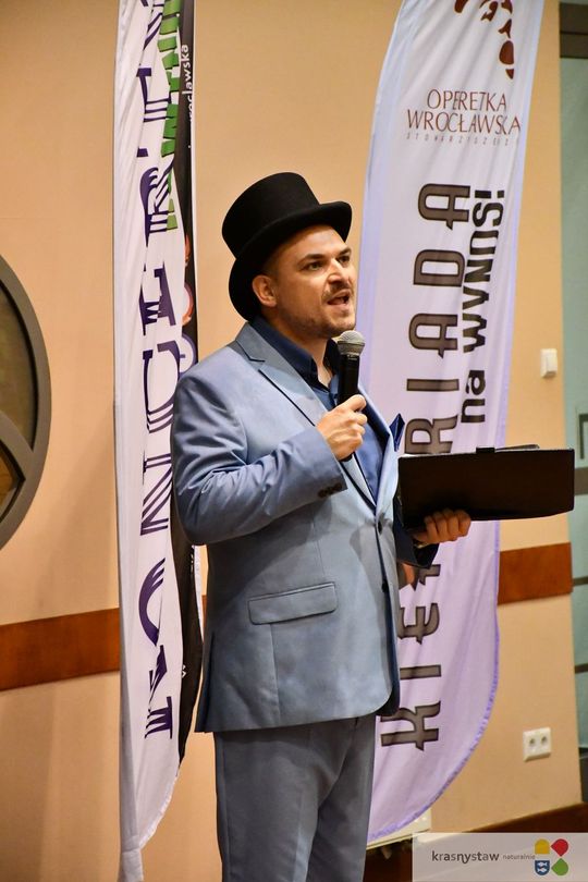 Krasnystaw.  Koncert "Kiepura na wynos" z Rynku Miejskiego przeniósł się do KDK [GALERIA ZDJĘĆ]