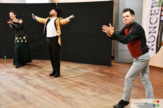 Krasnystaw.  Koncert "Kiepura na wynos" z Rynku Miejskiego przeniósł się do KDK [GALERIA ZDJĘĆ]