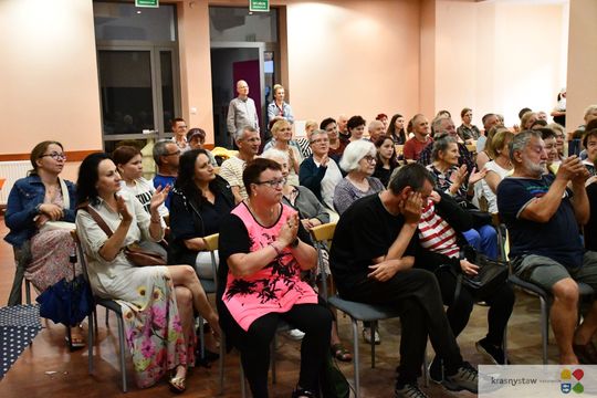 Krasnystaw.  Koncert "Kiepura na wynos" z Rynku Miejskiego przeniósł się do KDK [GALERIA ZDJĘĆ]