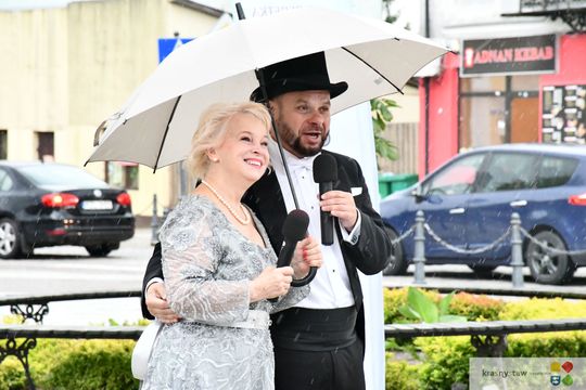 Krasnystaw.  Koncert "Kiepura na wynos" z Rynku Miejskiego przeniósł się do KDK [GALERIA ZDJĘĆ]