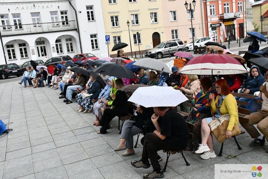 Krasnystaw.  Koncert "Kiepura na wynos" z Rynku Miejskiego przeniósł się do KDK [GALERIA ZDJĘĆ]