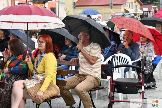 Krasnystaw.  Koncert "Kiepura na wynos" z Rynku Miejskiego przeniósł się do KDK [GALERIA ZDJĘĆ]