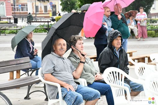 Krasnystaw.  Koncert "Kiepura na wynos" z Rynku Miejskiego przeniósł się do KDK [GALERIA ZDJĘĆ]