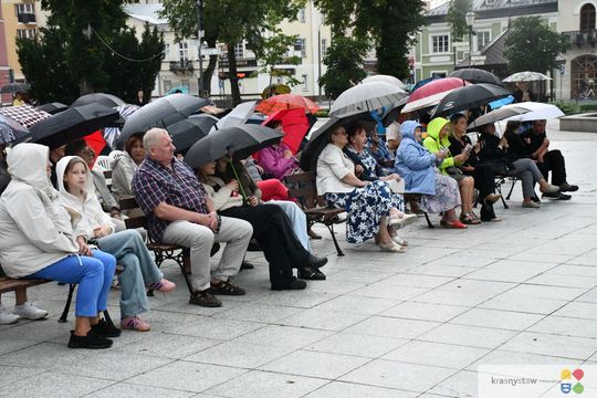 Krasnystaw.  Koncert "Kiepura na wynos" z Rynku Miejskiego przeniósł się do KDK [GALERIA ZDJĘĆ]