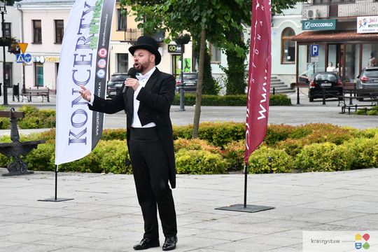 Krasnystaw.  Koncert "Kiepura na wynos" z Rynku Miejskiego przeniósł się do KDK [GALERIA ZDJĘĆ]