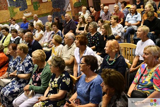 Krasnystaw.  Koncert "Kiepura na wynos" z Rynku Miejskiego przeniósł się do KDK [GALERIA ZDJĘĆ]