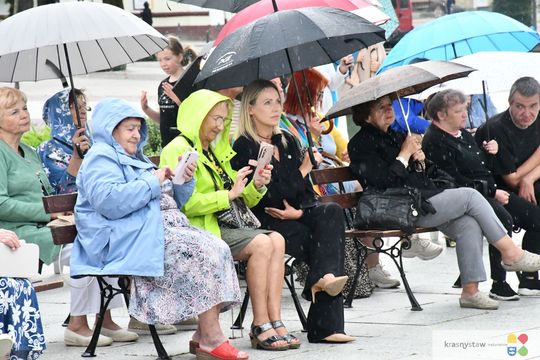Krasnystaw.  Koncert "Kiepura na wynos" z Rynku Miejskiego przeniósł się do KDK [GALERIA ZDJĘĆ]