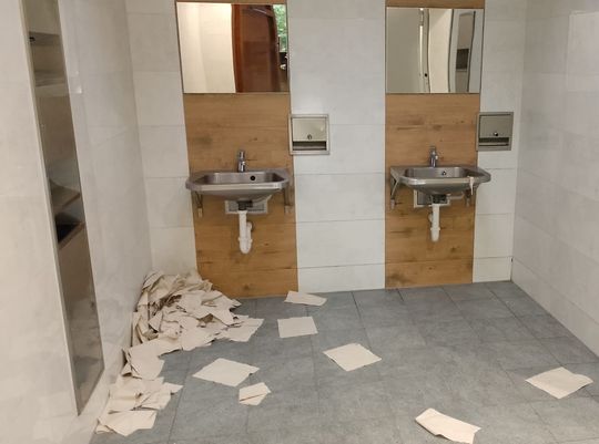 Akt wandalizmu w Chełmie: Pawilon rodzica niszczony i zaśmiecany! [ZDJĘCIA]