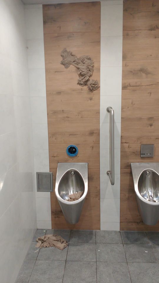 Akt wandalizmu w Chełmie: Pawilon rodzica niszczony i zaśmiecany! [ZDJĘCIA]