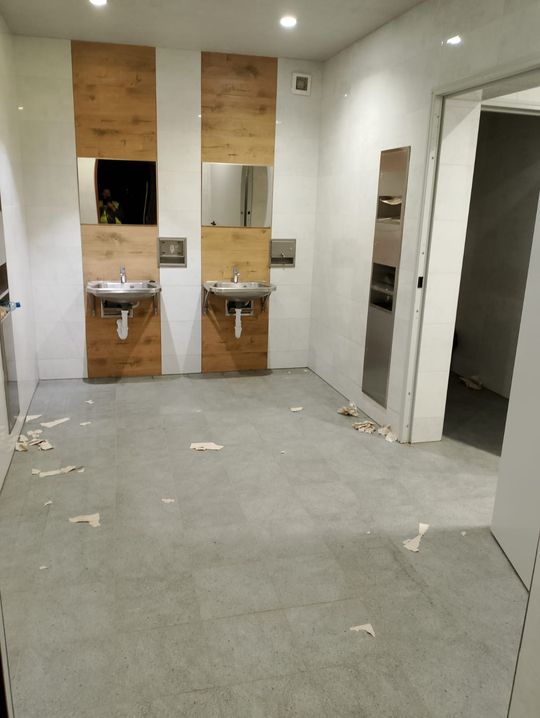 Akt wandalizmu w Chełmie: Pawilon rodzica niszczony i zaśmiecany! [ZDJĘCIA]