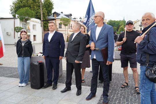 Chełm. Pikieta przeciw nielegalnej imigracji na Placu Łuczkowskiego [GALERIA ZDJĘĆ]