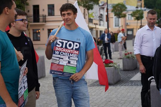 Chełm. Pikieta przeciw nielegalnej imigracji na Placu Łuczkowskiego [GALERIA ZDJĘĆ]