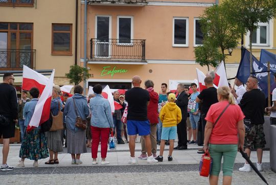 Chełm. Pikieta przeciw nielegalnej imigracji na Placu Łuczkowskiego [GALERIA ZDJĘĆ]