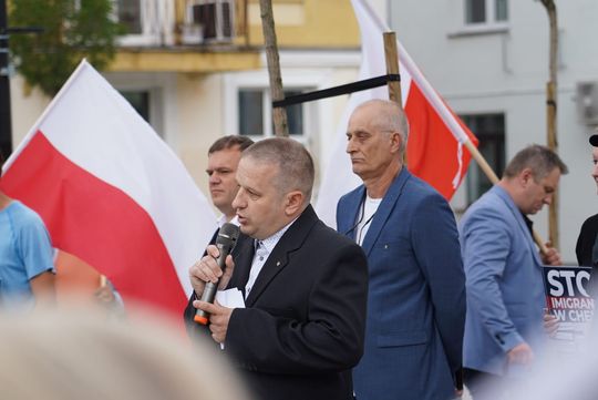 Chełm. Pikieta przeciw nielegalnej imigracji na Placu Łuczkowskiego [GALERIA ZDJĘĆ]