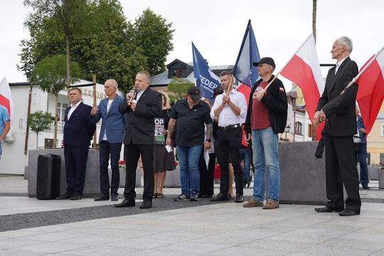 Chełm. Pikieta przeciw nielegalnej imigracji na Placu Łuczkowskiego [GALERIA ZDJĘĆ]