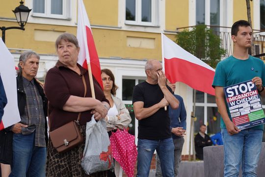 Chełm. Pikieta przeciw nielegalnej imigracji na Placu Łuczkowskiego [GALERIA ZDJĘĆ]