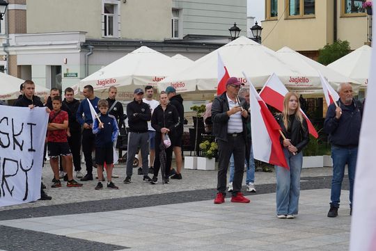 Chełm. Pikieta przeciw nielegalnej imigracji na Placu Łuczkowskiego [GALERIA ZDJĘĆ]