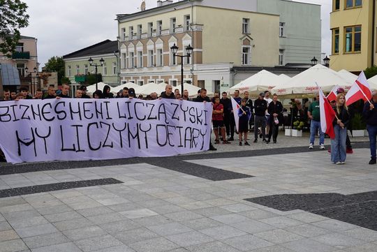 Chełm. Pikieta przeciw nielegalnej imigracji na Placu Łuczkowskiego [GALERIA ZDJĘĆ]