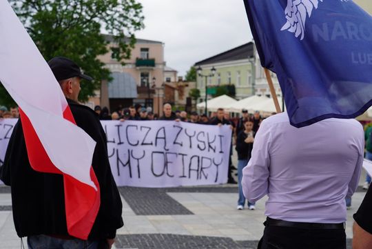 Chełm. Pikieta przeciw nielegalnej imigracji na Placu Łuczkowskiego [GALERIA ZDJĘĆ]