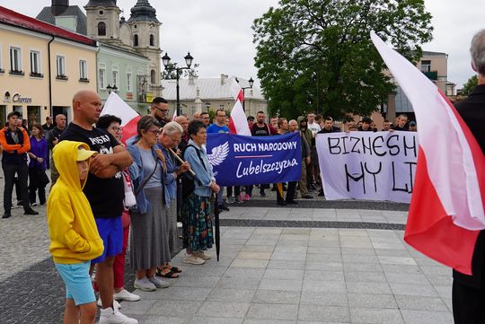 Chełm. Pikieta przeciw nielegalnej imigracji na Placu Łuczkowskiego [GALERIA ZDJĘĆ]