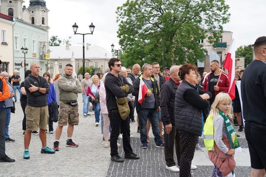 Chełm. Pikieta przeciw nielegalnej imigracji na Placu Łuczkowskiego [GALERIA ZDJĘĆ]