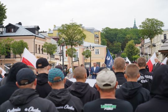 Chełm. Pikieta przeciw nielegalnej imigracji na Placu Łuczkowskiego [GALERIA ZDJĘĆ]