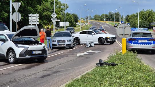 Chełm. Zderzenie trzech aut przy wjeździe na rondo Jana Pawła II [ZDJĘCIA]