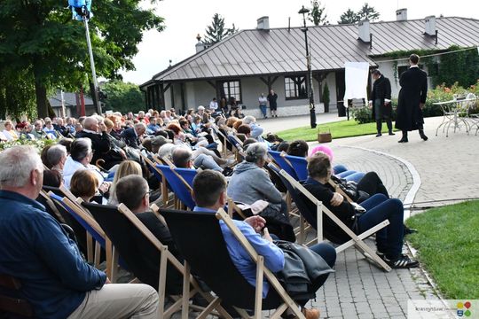 Krasnystaw. „Śluby panieńskie” Aleksandra Fredry w ogrodzie Dworku Starościńskiego [GALERIA ZDJĘĆ]