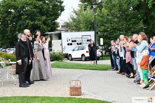 Krasnystaw. „Śluby panieńskie” Aleksandra Fredry w ogrodzie Dworku Starościńskiego [GALERIA ZDJĘĆ]