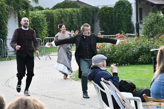 Krasnystaw. „Śluby panieńskie” Aleksandra Fredry w ogrodzie Dworku Starościńskiego [GALERIA ZDJĘĆ]