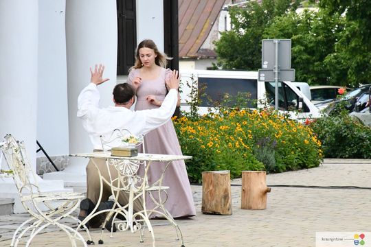 Krasnystaw. „Śluby panieńskie” Aleksandra Fredry w ogrodzie Dworku Starościńskiego [GALERIA ZDJĘĆ]