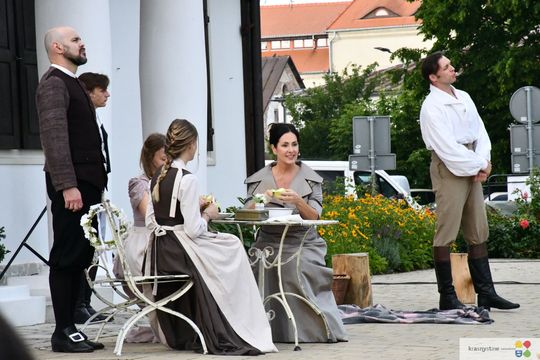 Krasnystaw. „Śluby panieńskie” Aleksandra Fredry w ogrodzie Dworku Starościńskiego [GALERIA ZDJĘĆ]