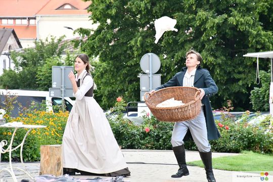 Krasnystaw. „Śluby panieńskie” Aleksandra Fredry w ogrodzie Dworku Starościńskiego [GALERIA ZDJĘĆ]