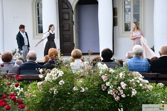 Krasnystaw. „Śluby panieńskie” Aleksandra Fredry w ogrodzie Dworku Starościńskiego [GALERIA ZDJĘĆ]