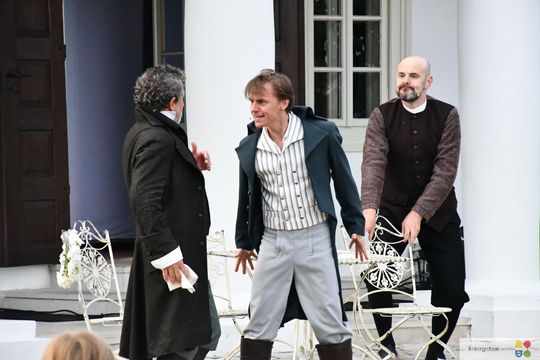 Krasnystaw. „Śluby panieńskie” Aleksandra Fredry w ogrodzie Dworku Starościńskiego [GALERIA ZDJĘĆ]