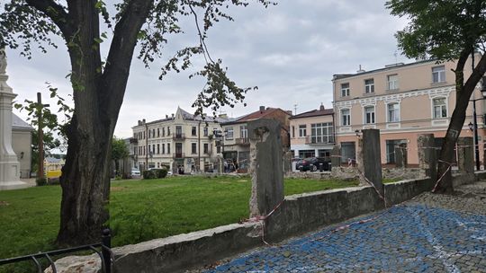 Chełm. Renowacja ogrodzenia przy parafii Rozesłania Świętych Apostołów w Chełmie – prace w toku [ZDJĘCIA]