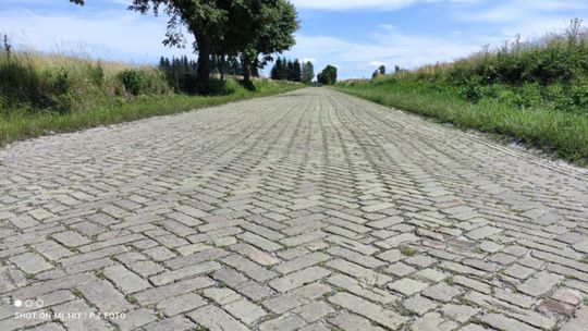 Gm. Izbica. Wojciech Werus opowiada o fabryce, drogach i śladach przeszłości. Miasteczko z historycznym klimatem [ZDJĘCIA]