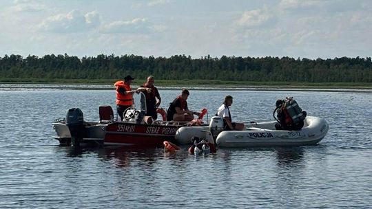 Tragiczny finał poszukiwań. Płetwonurkowie znaleźli w jeziorze Łukie ciało zaginionego mężczyzny [ZDJĘCIA]