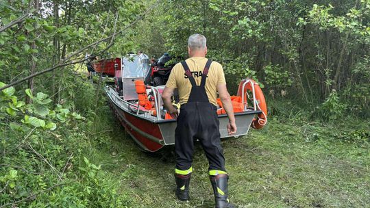 Tragiczny finał poszukiwań. Płetwonurkowie znaleźli w jeziorze Łukie ciało zaginionego mężczyzny [ZDJĘCIA]